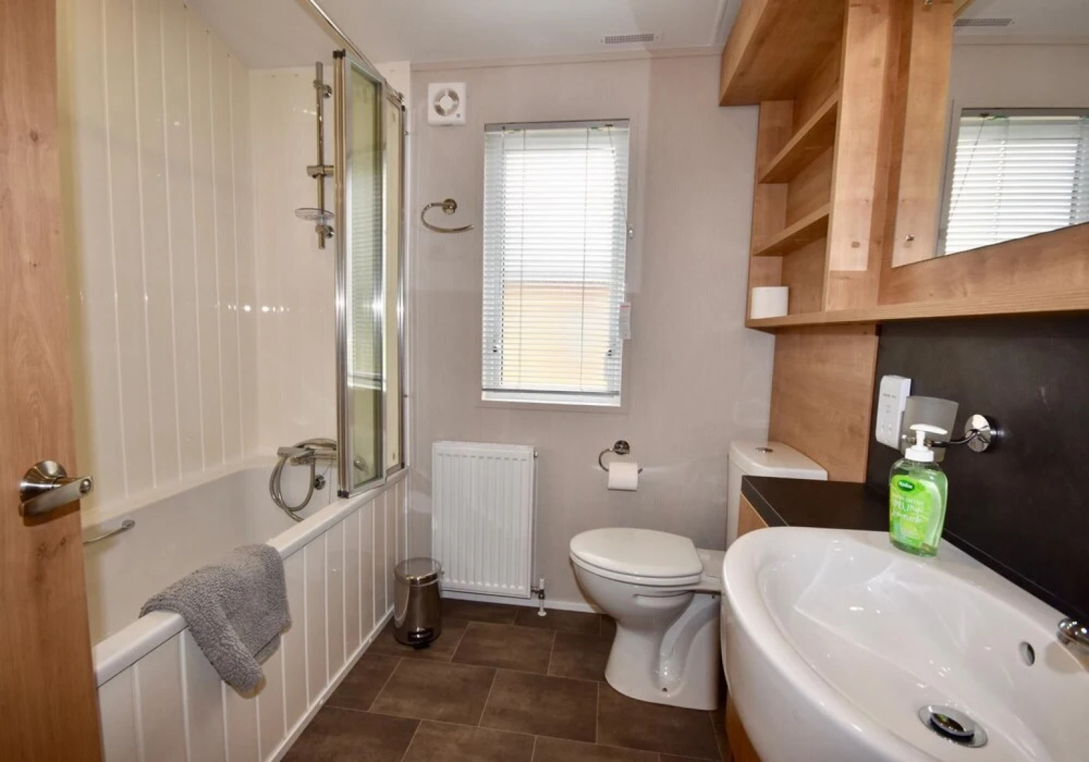 Bluebell is a Stunning Lake Side Lodge Sleeps 4 Close to Ryde