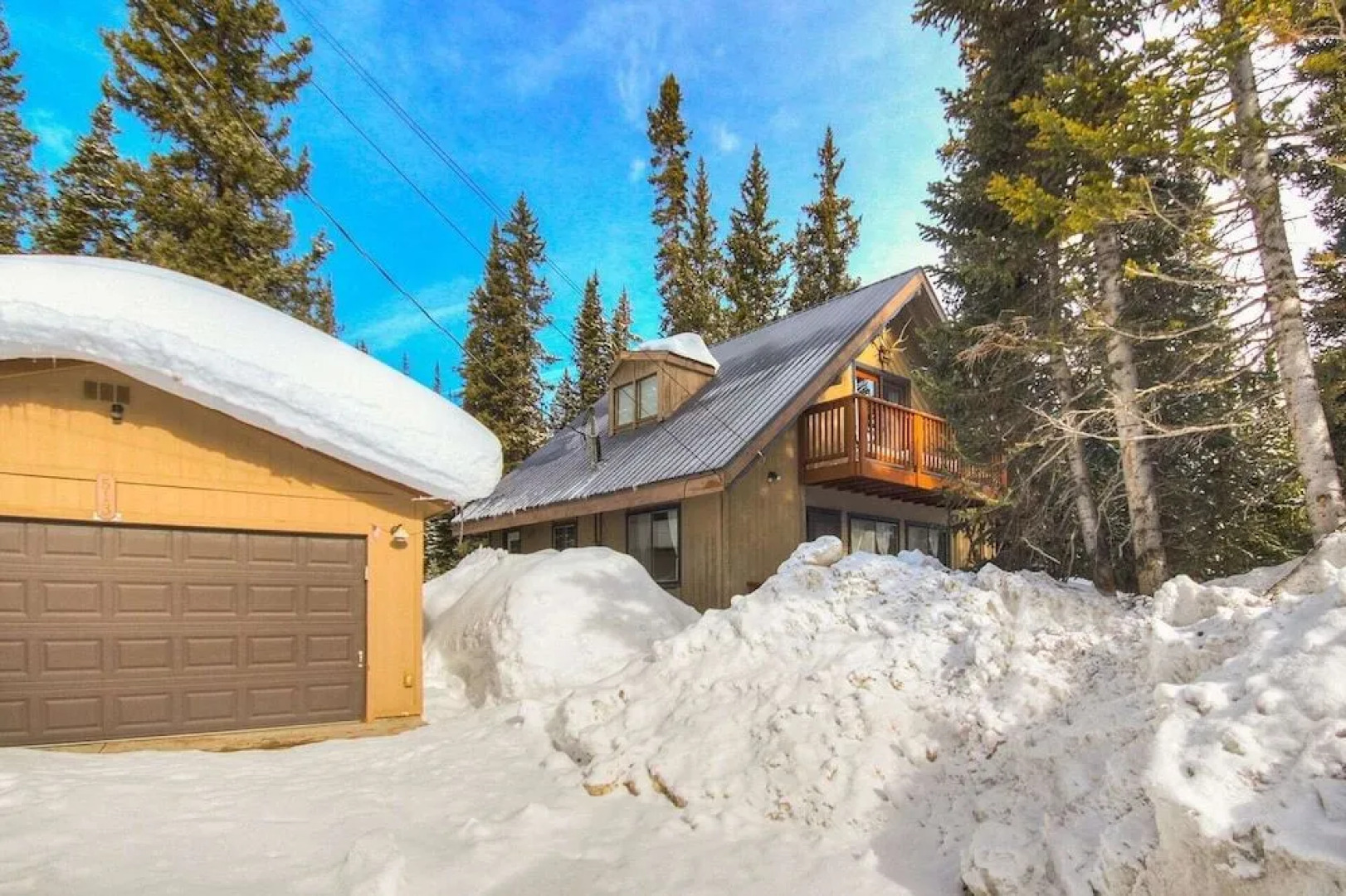 Lazy Dog Lodge 3 Bedroom Home by RedAwning