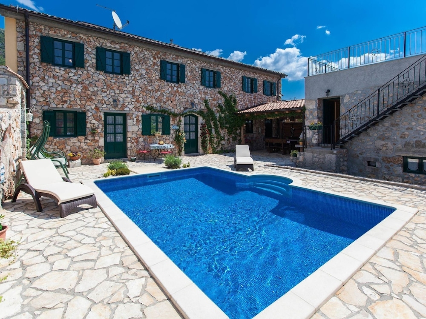 Authentic Large Villa With Private Swimming Pool & Wellness
