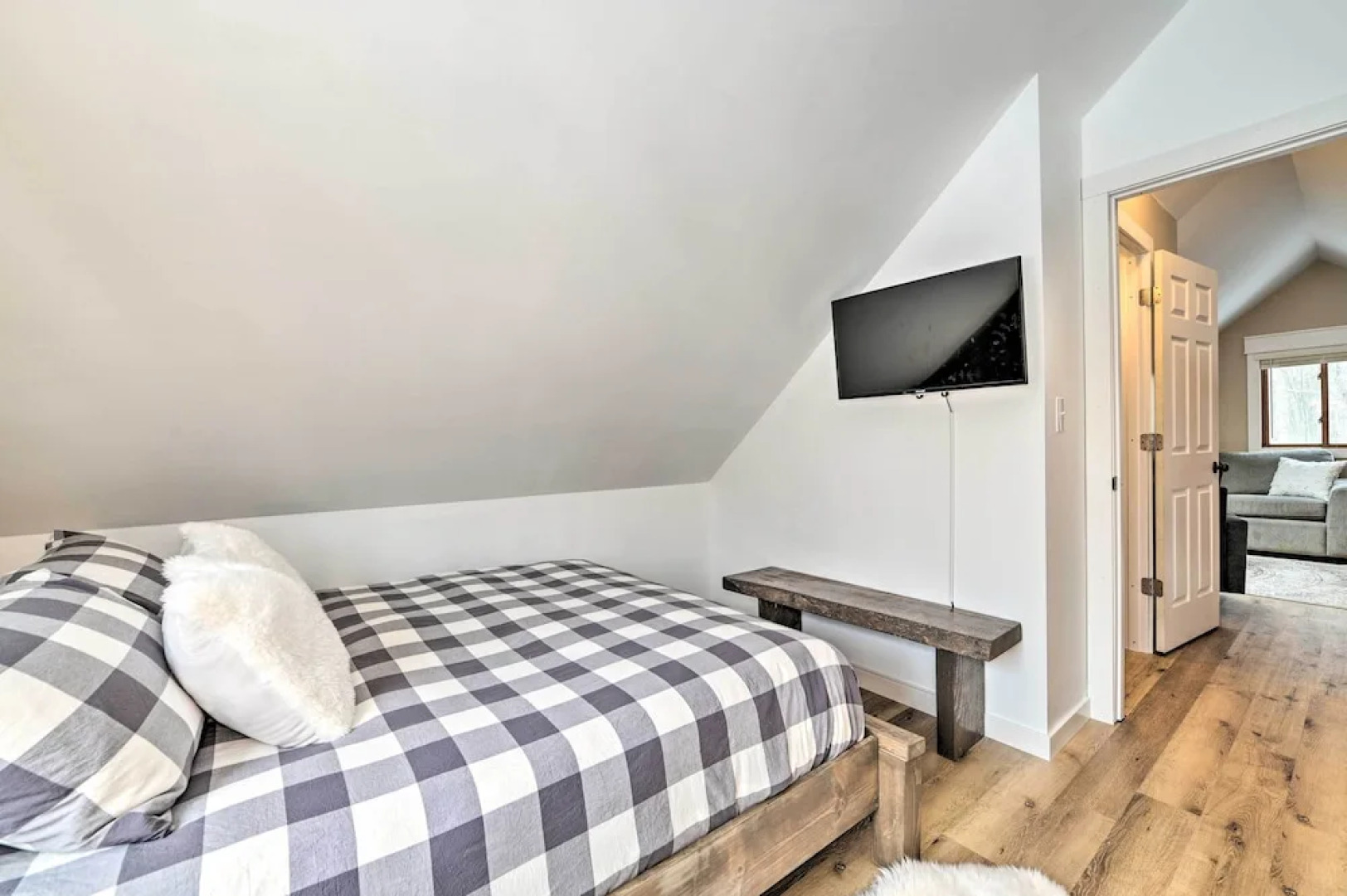 Lovely Roscommon Cabin < 3 Mi to Higgins Lake!