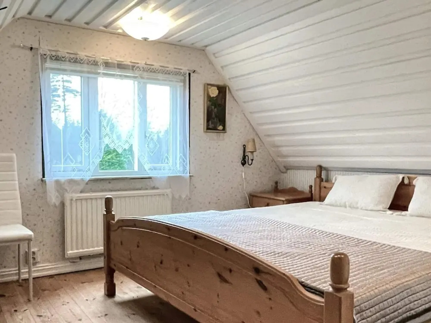 Serene Lakehouse With Rowing Boat