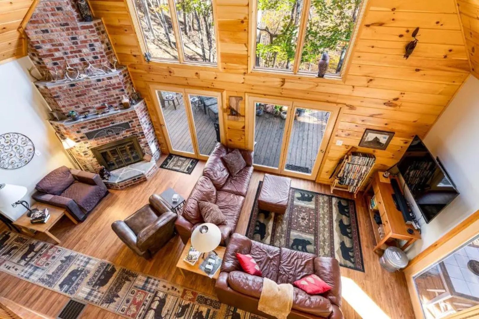 Private Creek, Hot Tub, Huge Deck at Chalet Cabin