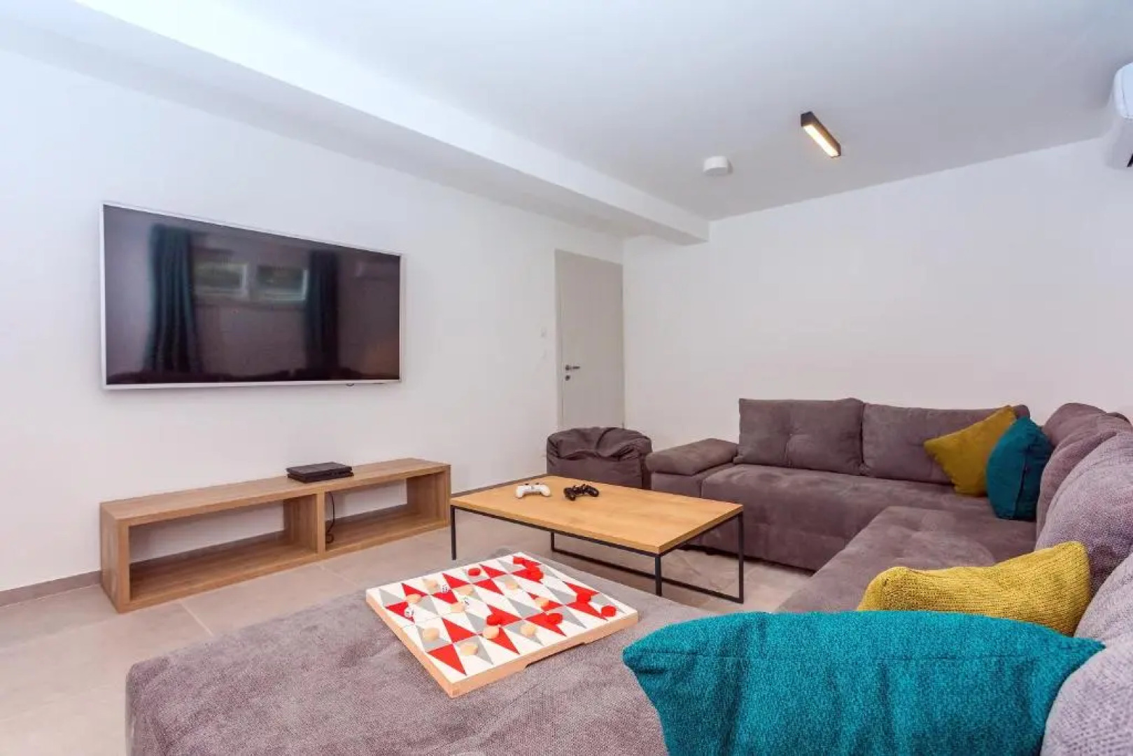 Villa Diva with 7 bedrooms, heated pool, sauna and fun zone, sea views