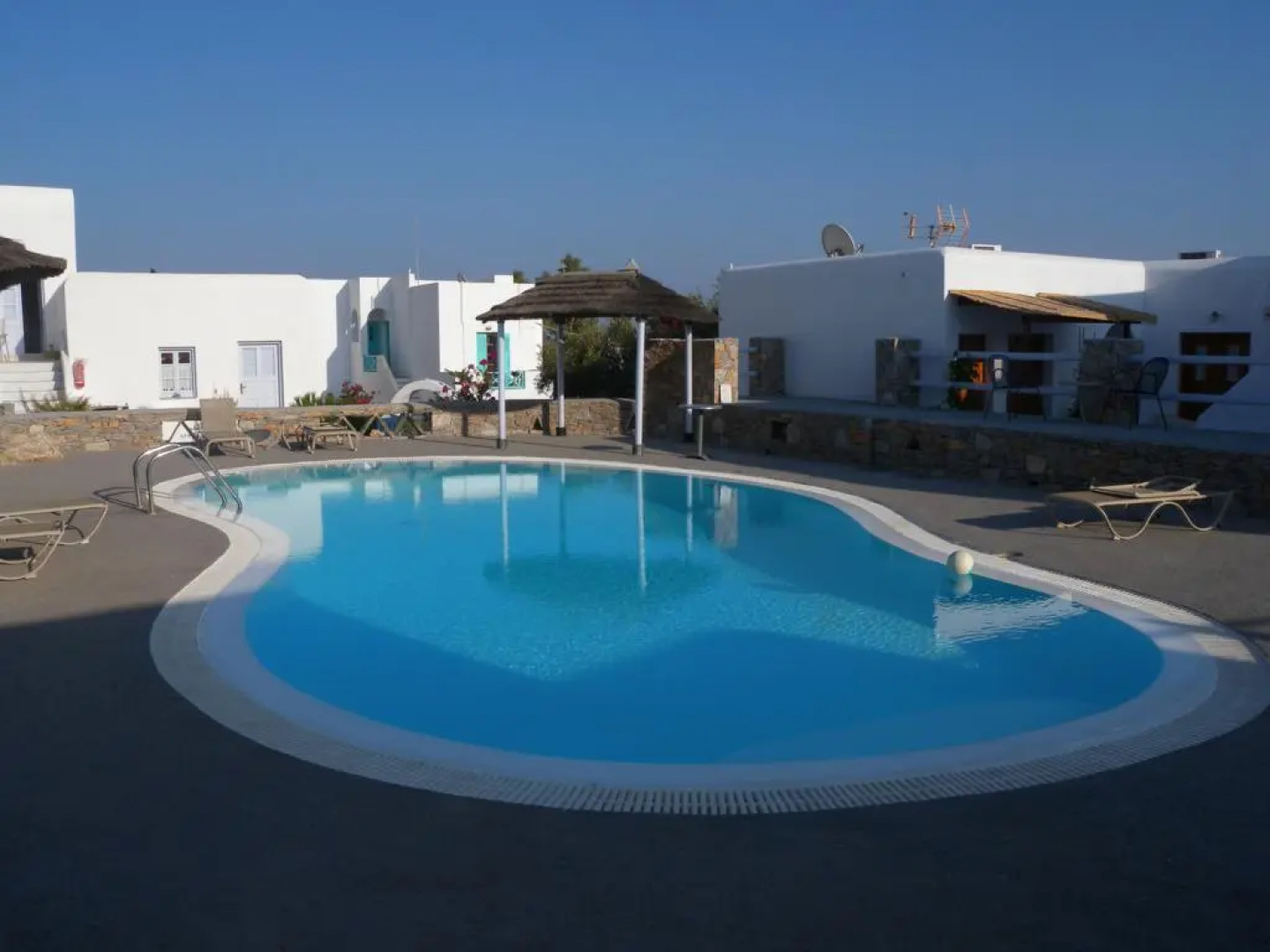 Haraki Studios & Apartments