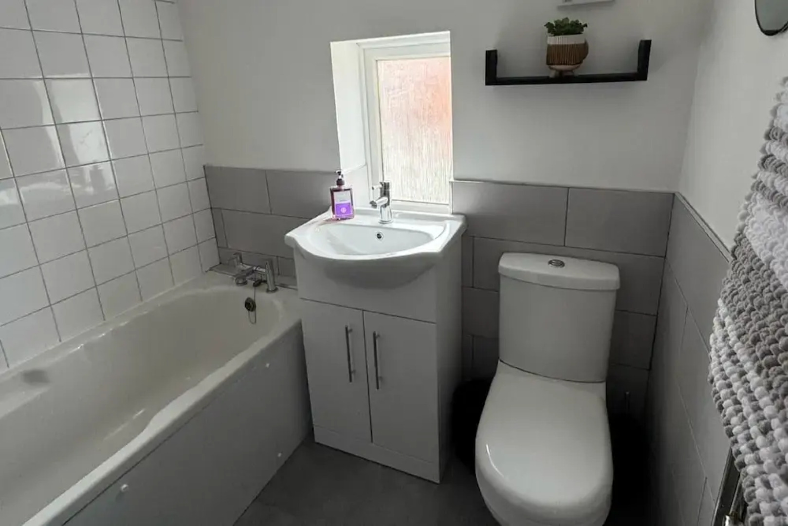 Cottage - Sleeps 4 - Pet Ok - Patio - Parking