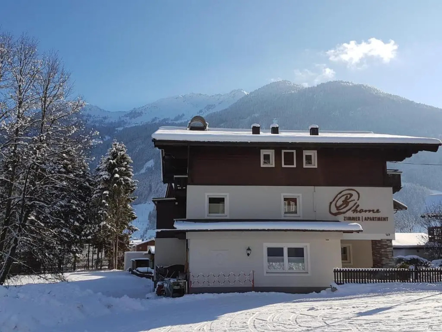 Bhome Gästehaus b&b / Apartments