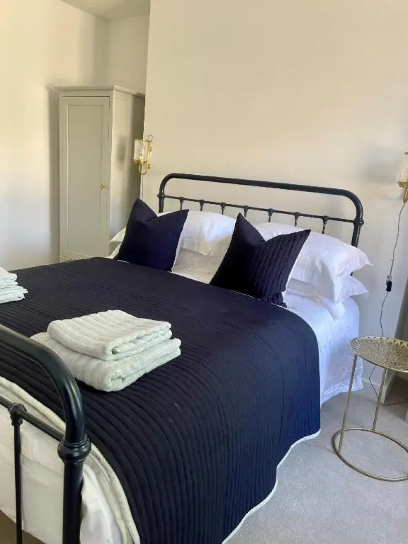 Seaview Flat with Balcony, Spacious 2 Bedroom