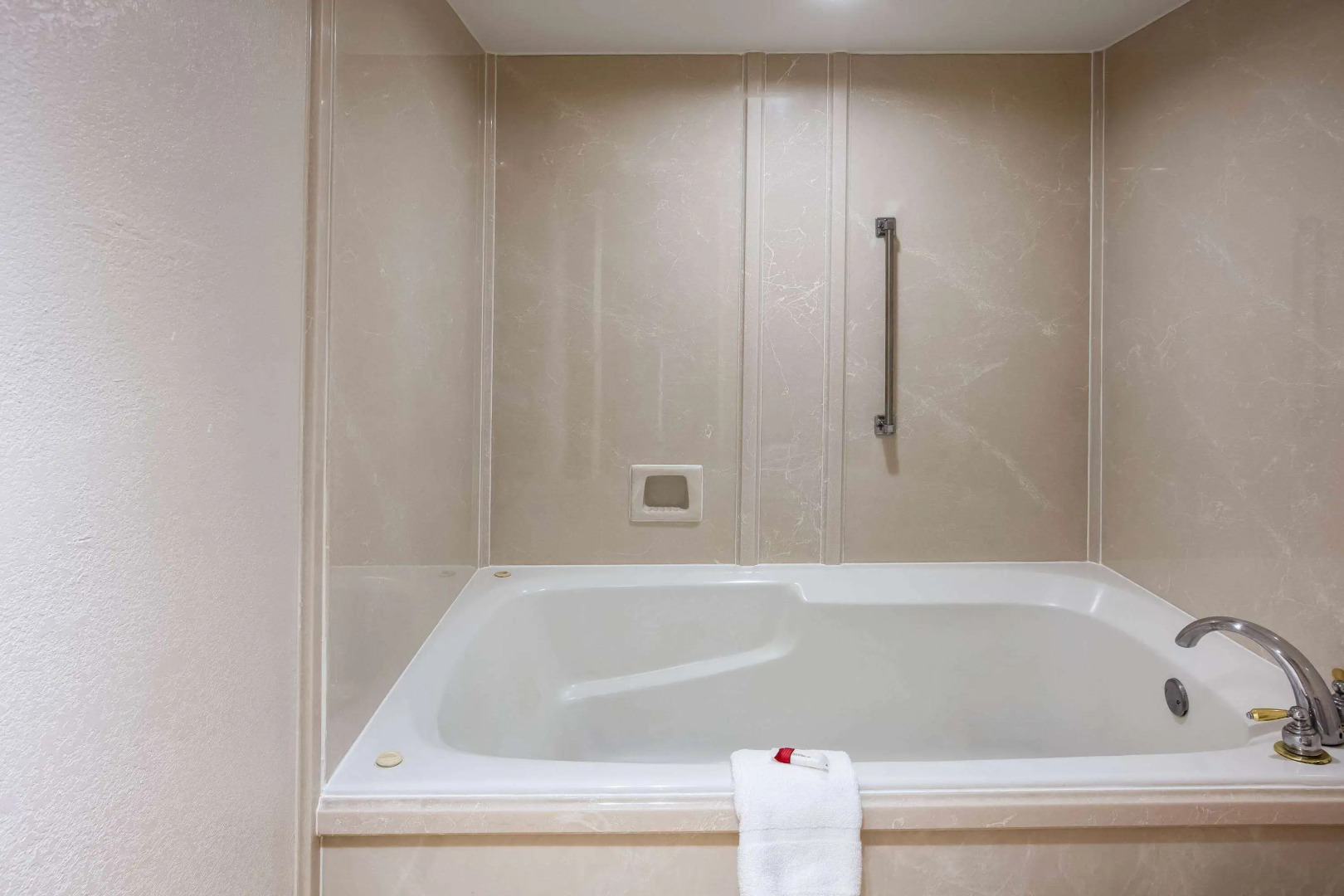 Days Inn & Suites by Wyndham Tyler