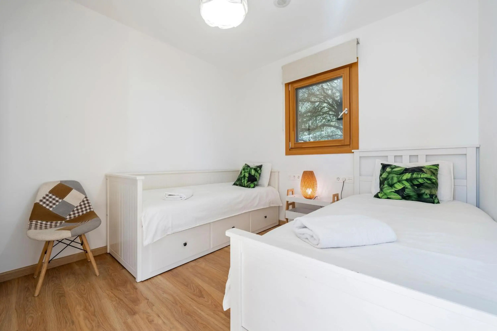 Casa nórdica en el bosque con vistas al mar