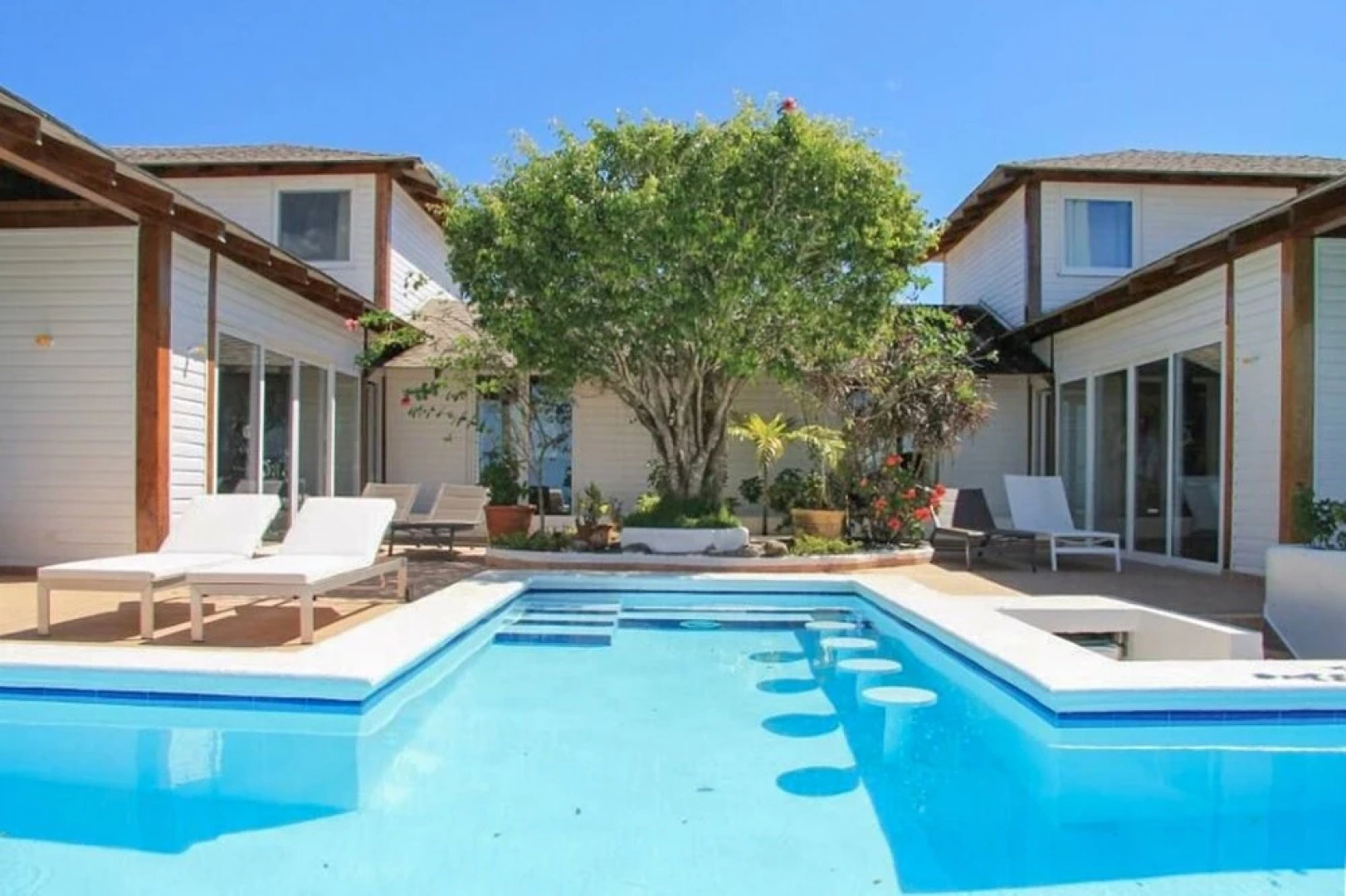 Luxury, 4-bedroom Villa With a Swimming Pool and Superb sea Views