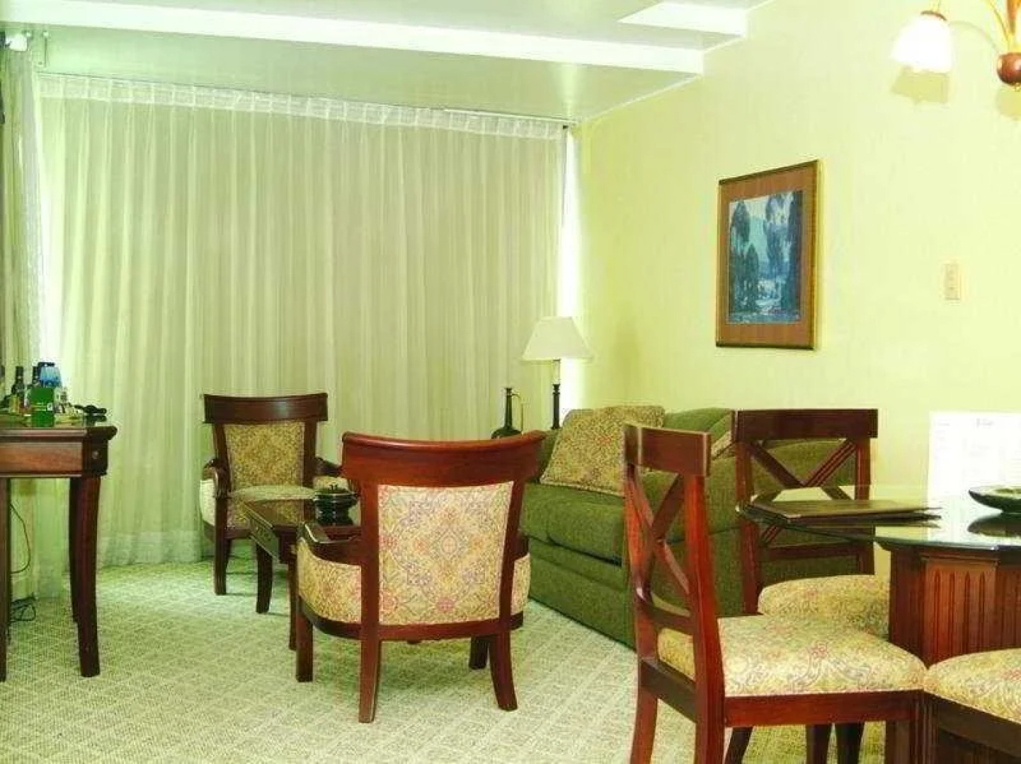 La Colina Suites Hotel