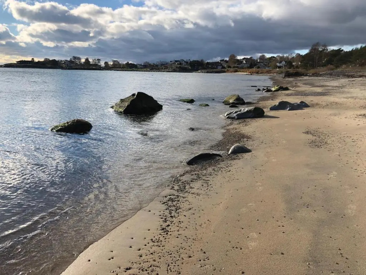 Två gästhus vid hav och strand