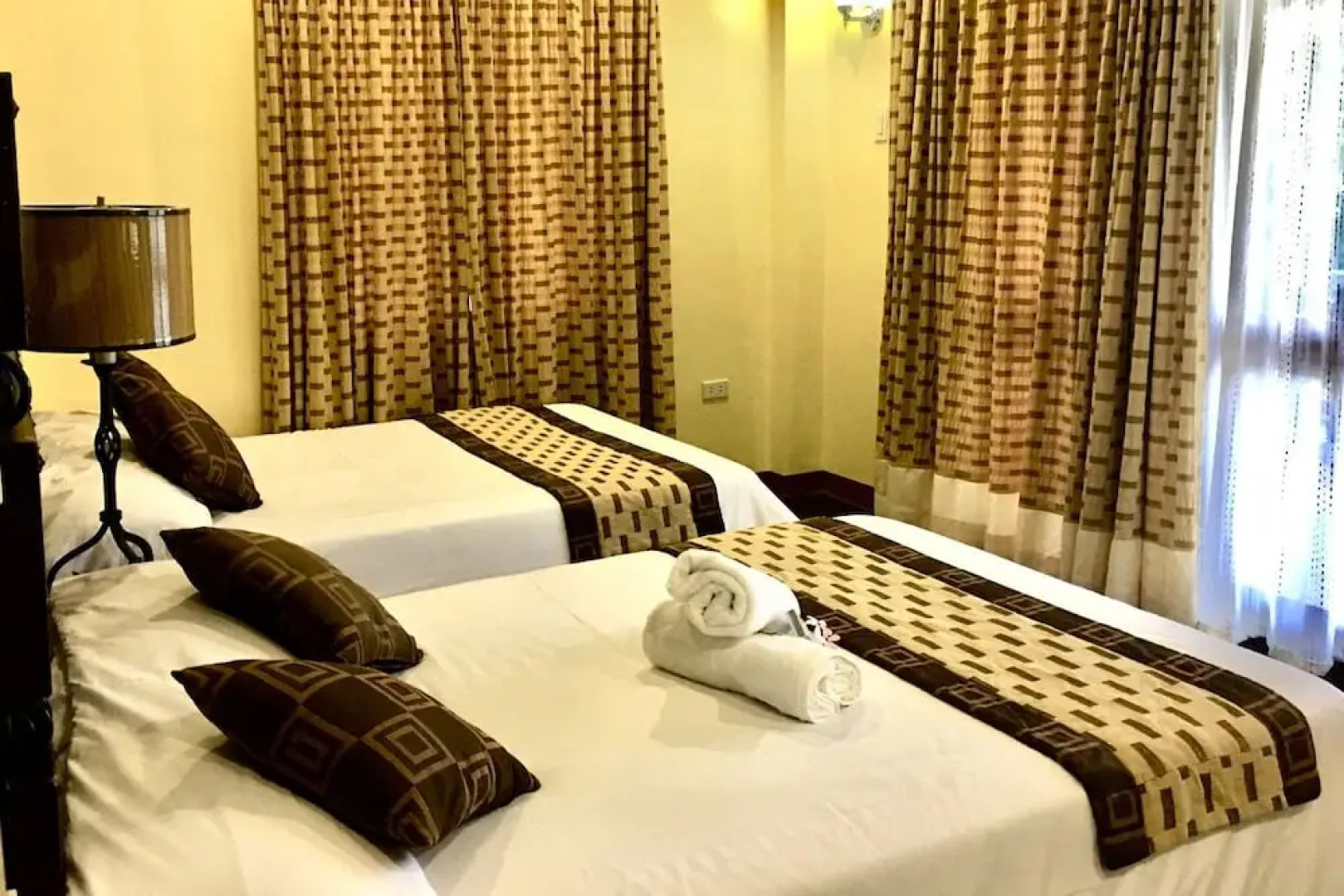 Kamayan sa Palaisdaan Hotel and Resort