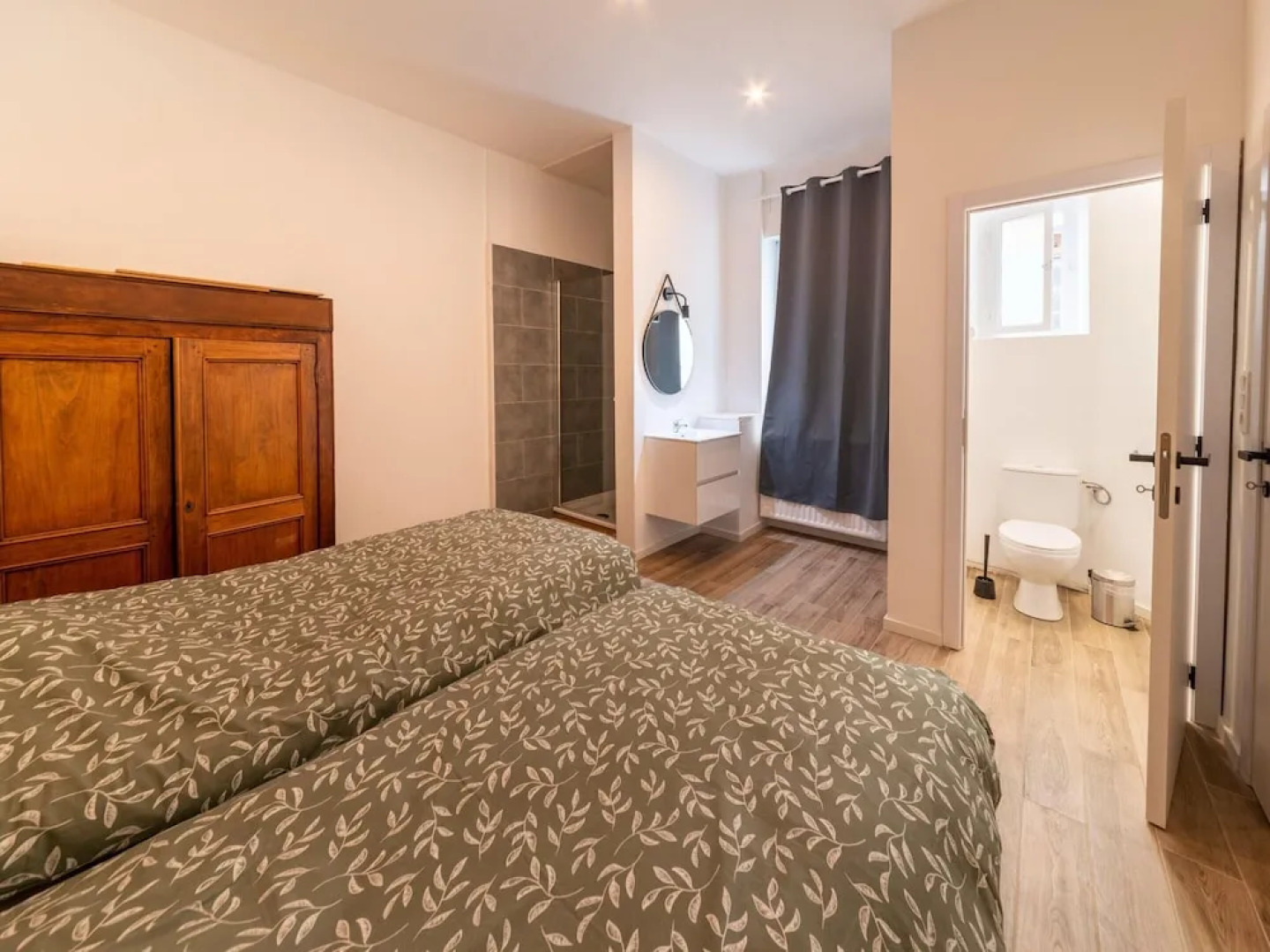 Mansion With Pool & Bar