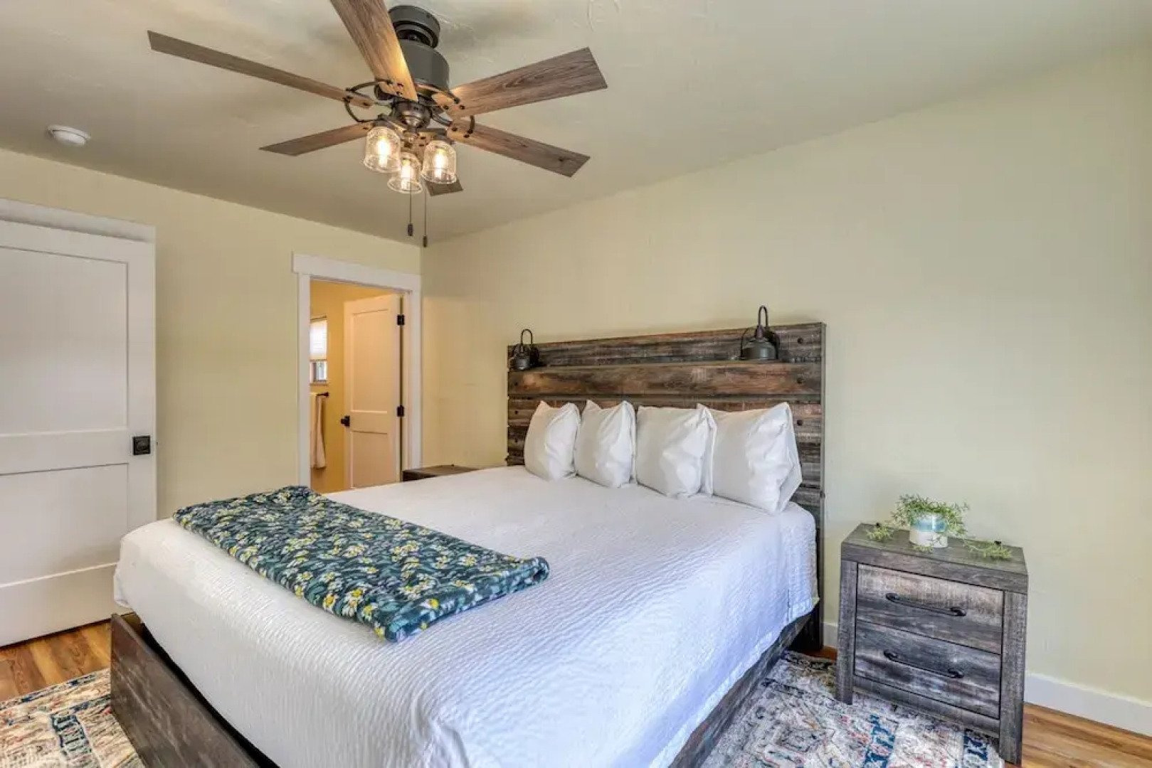 Gold Mining Condo King Bed Modern Comforts