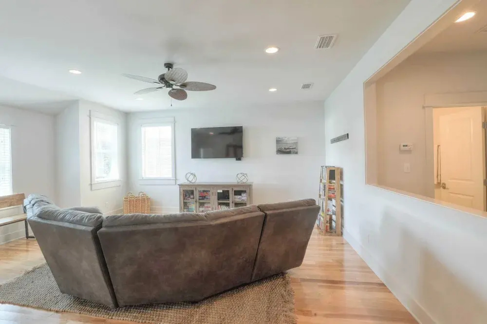 Dunn Inn 2 by Avantstay Walk to Beach, Pool Access, Sleeps 17!