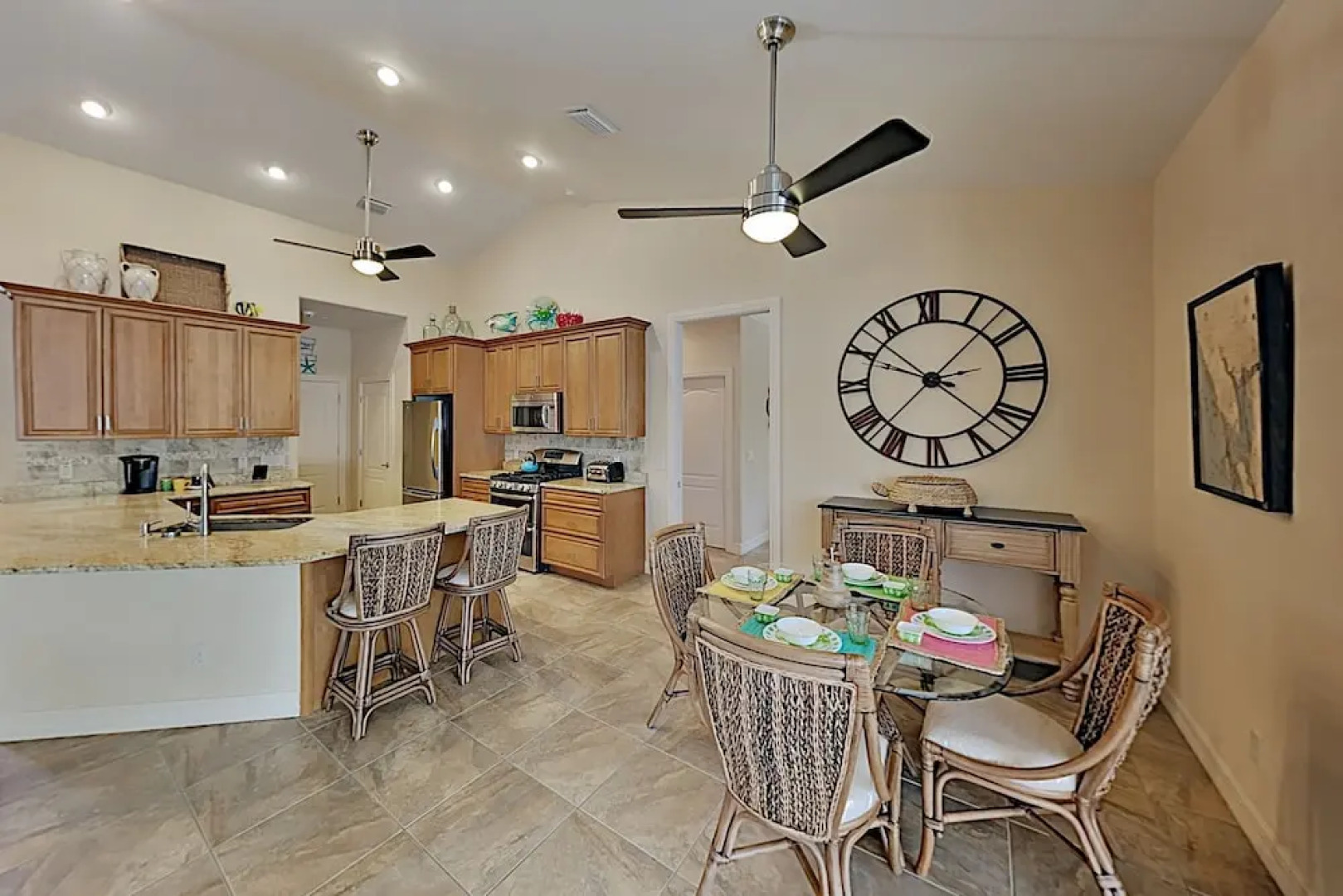 Canal House - 3 Br home by RedAwning