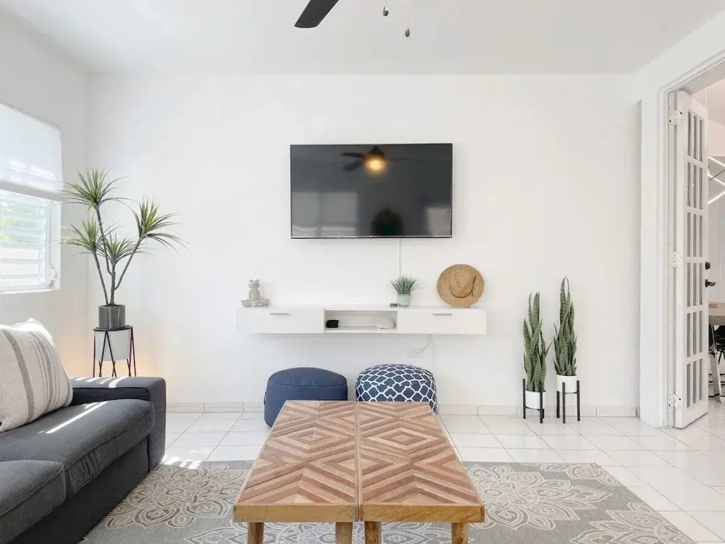 Walk to Beach or Swim in the Pool, 4 Bedrooms 4 Home by Redawning