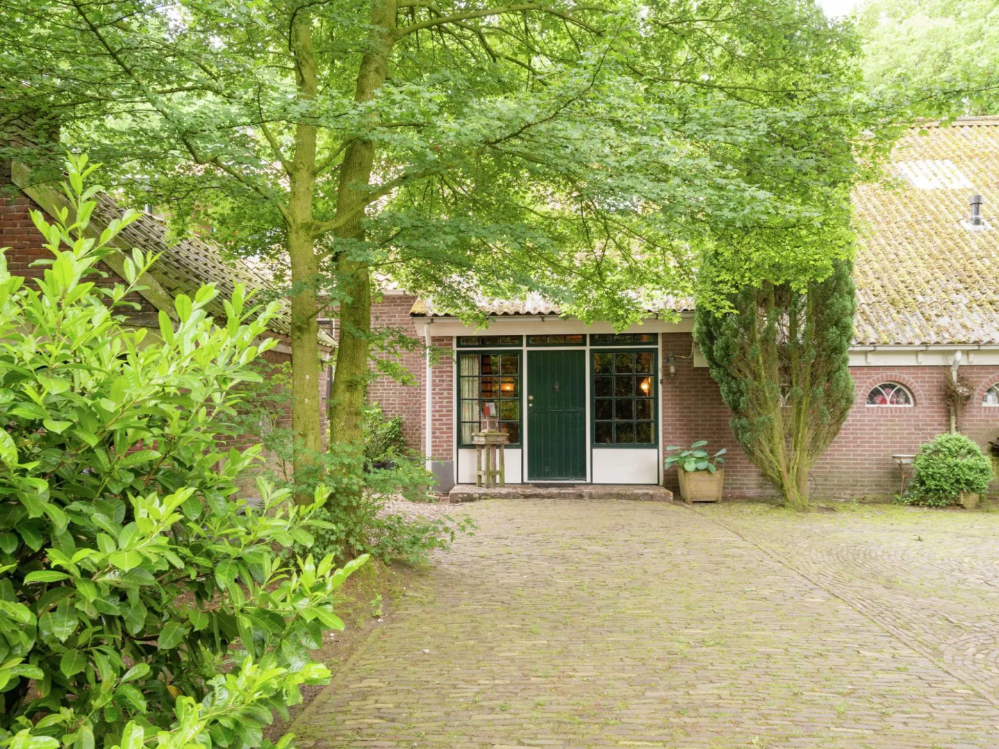 Secluded Farmhouse in Balkbrug with bubble bath