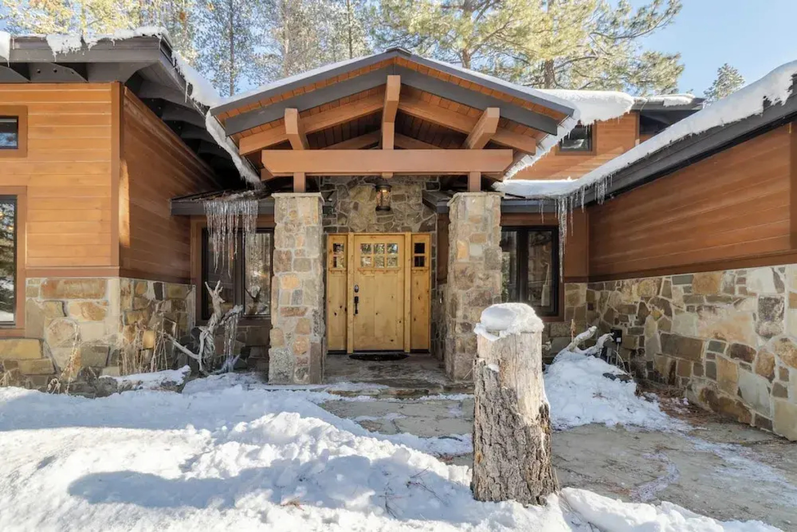 Base Camp by Avantstay Magical Cabin w/ Sauna, Hot Tub & Close to Snow & Golf