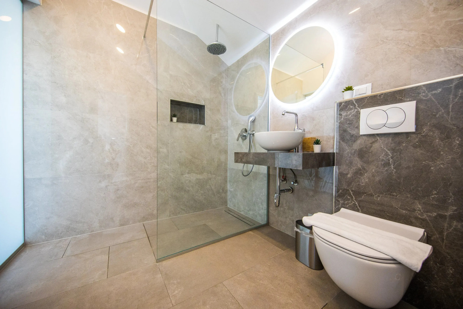 Villa Art Gallery - Six Bedroom Villa with Terrace and Swimming Pool