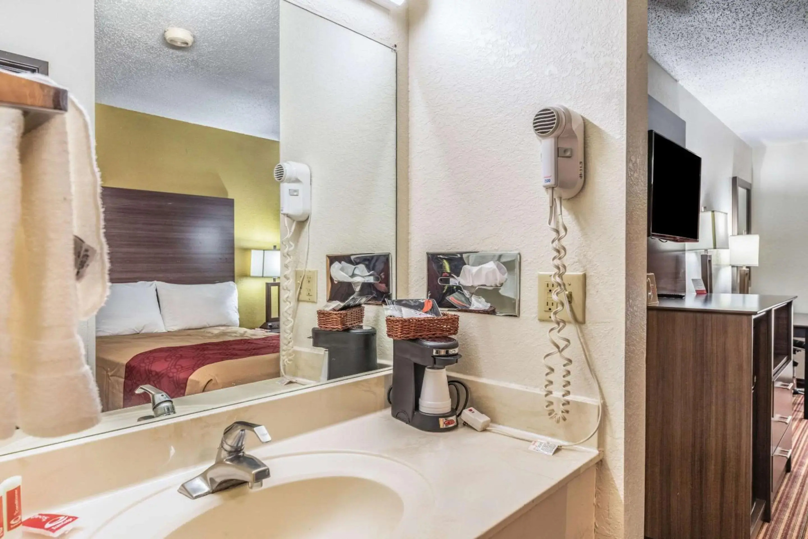 Econo Lodge Inn & Suites