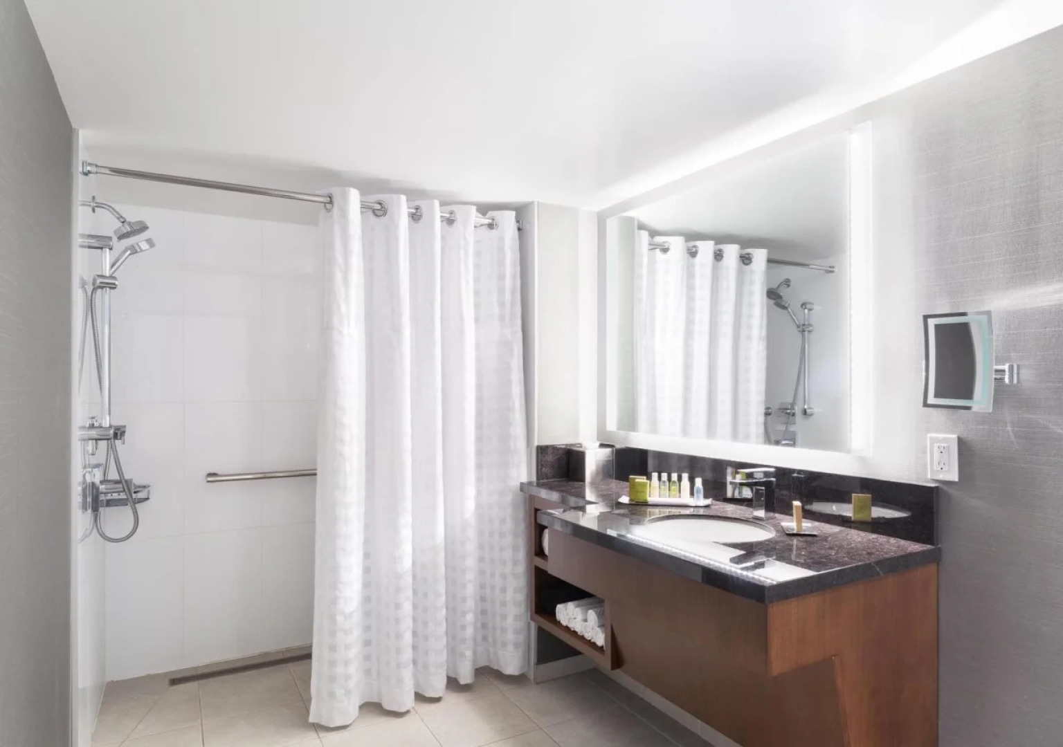 DoubleTree by Hilton Hotel & Suites Victoria