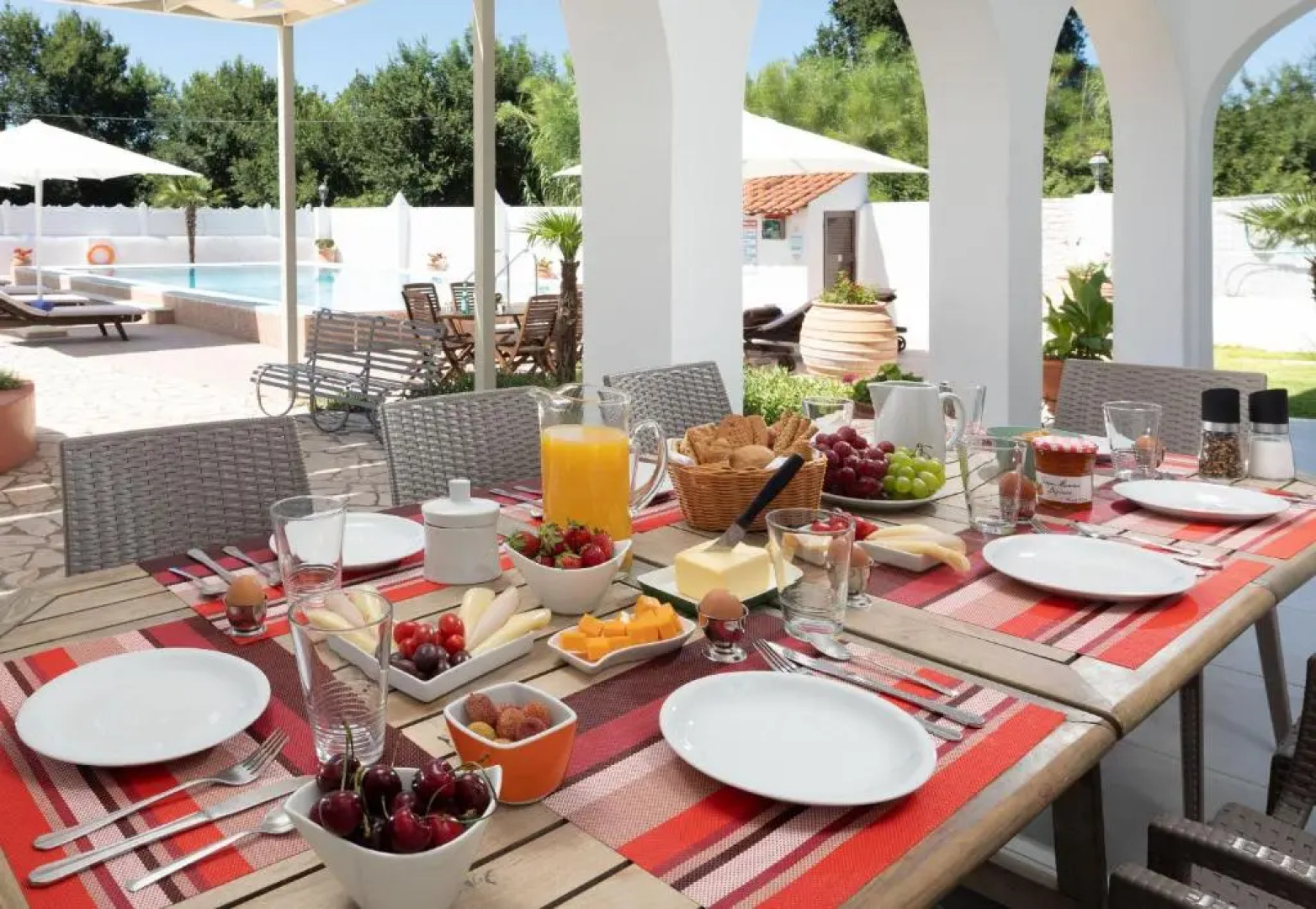 Villa Paradiso: Near beach, superb pool and garden