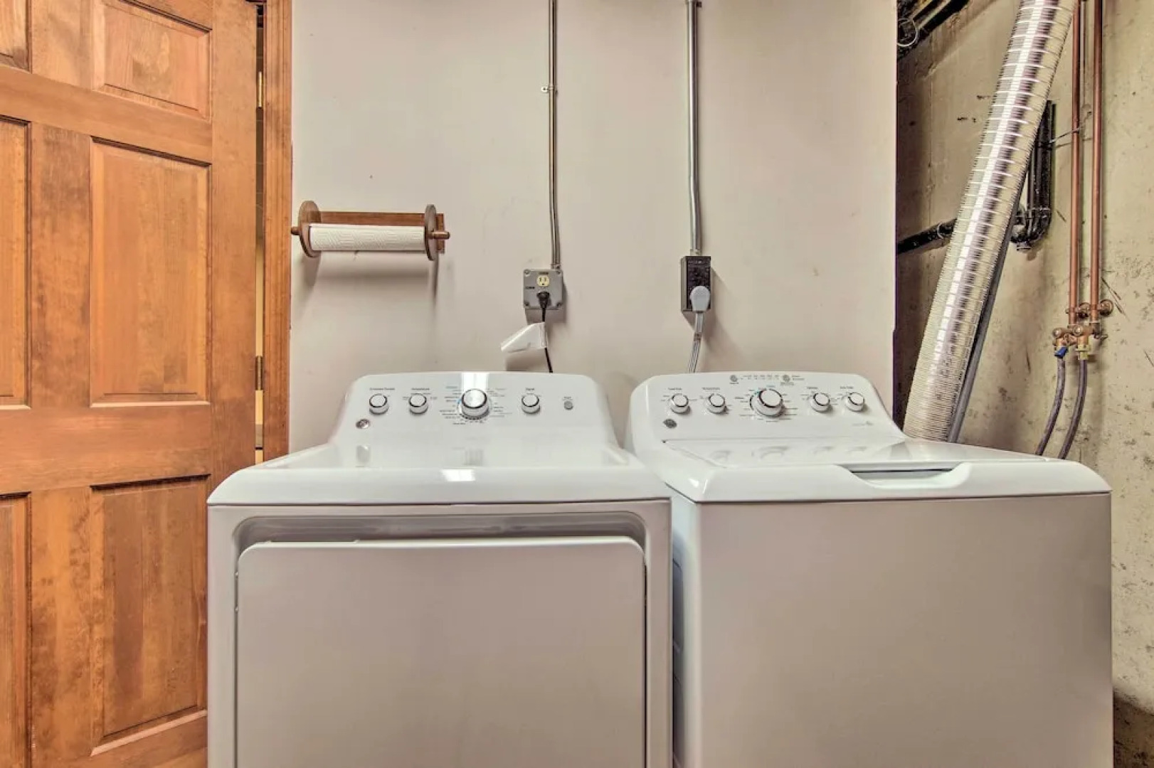 Waterfront New England House on Wickaboag Lake!