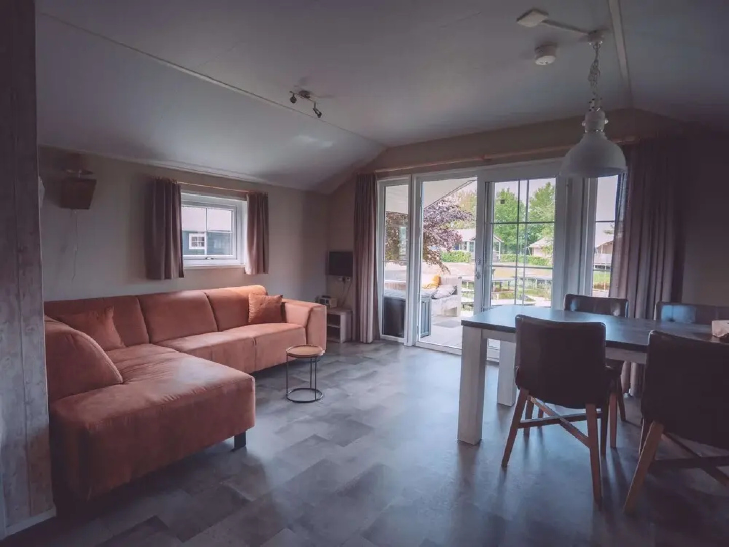 Pondside Stay w/ Kitchen