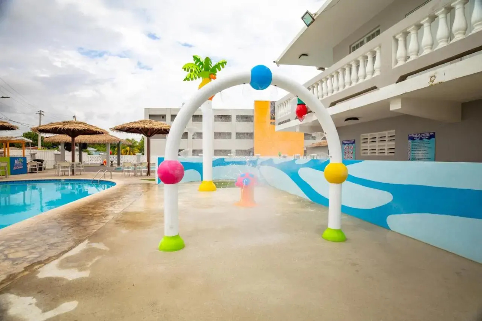 Full Moon Hotel & Restaurant