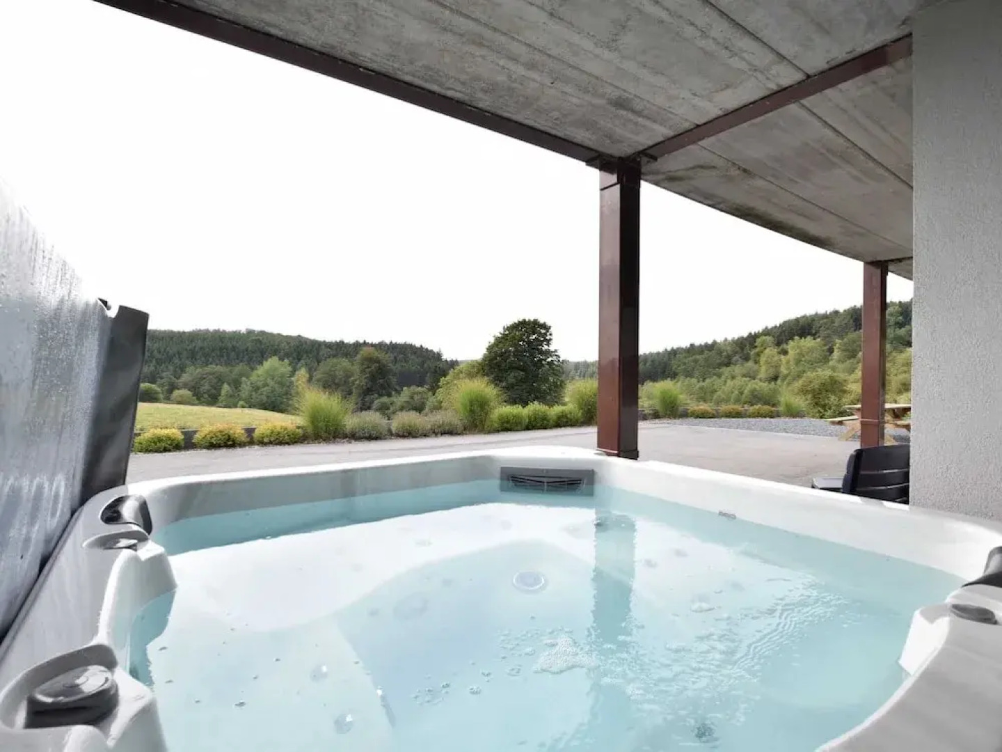 Classy Holiday Home in Martilly with Hot Tub