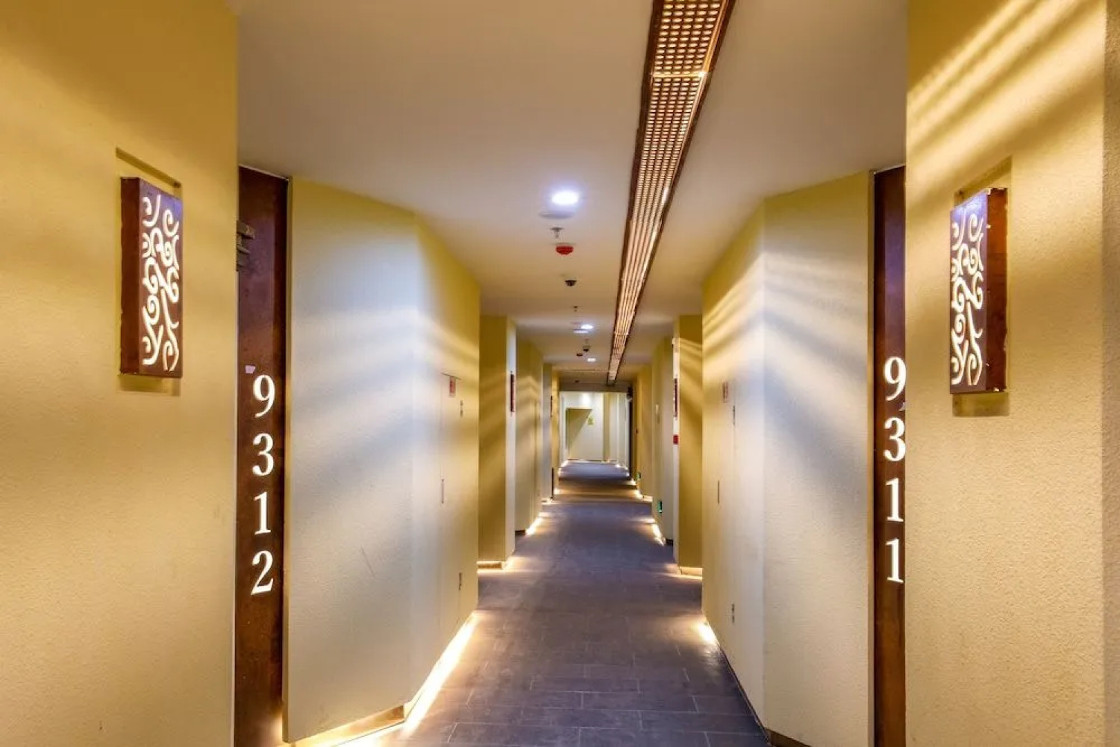 The 5th Meteorite Glory Hotel