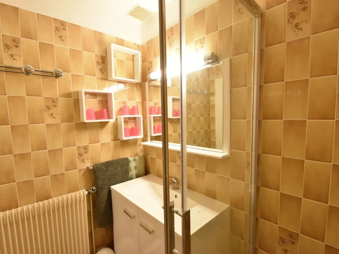 Cozy Holiday Home in Saint-Germain-sur-Ay with garden