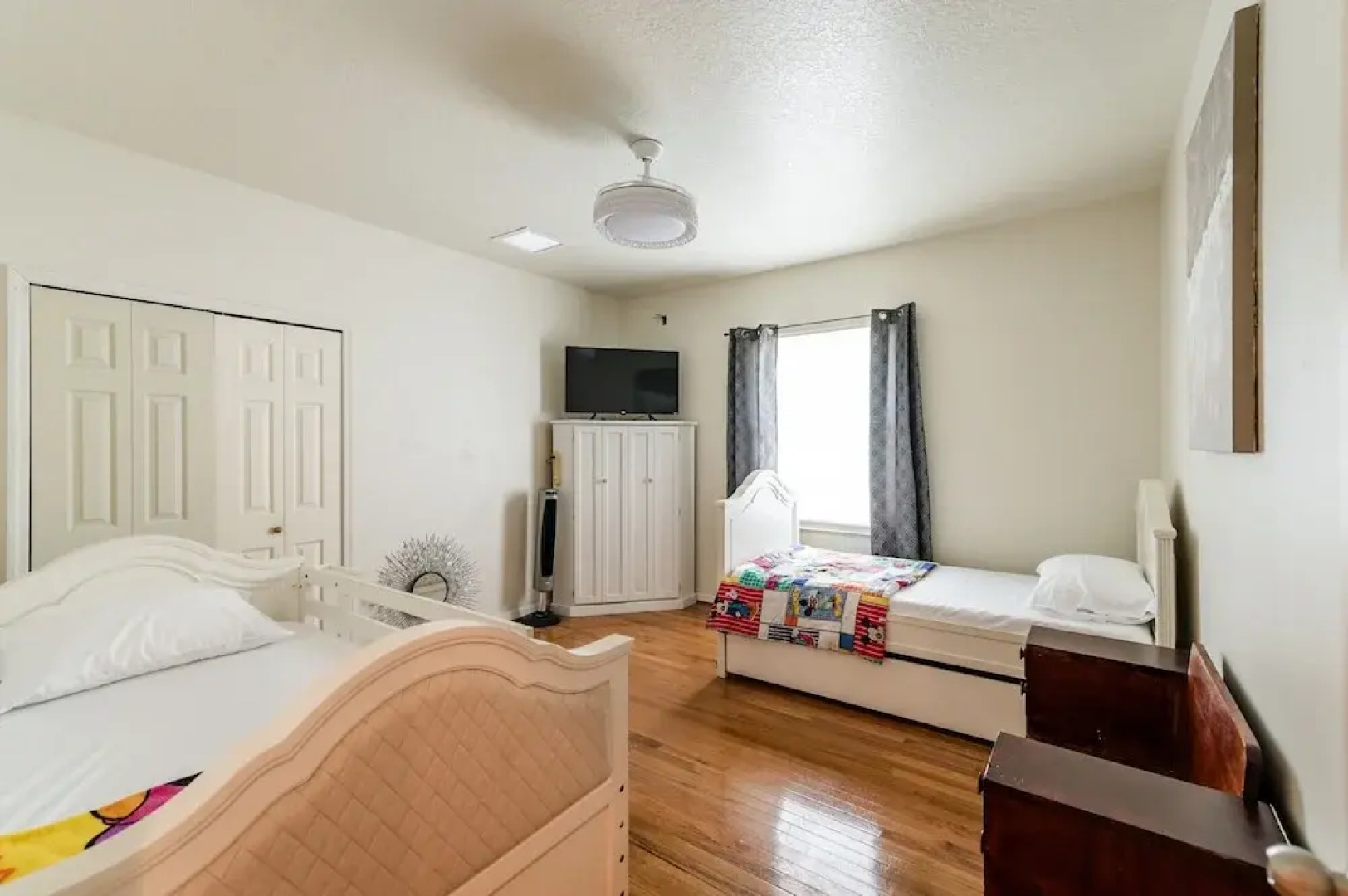 Chic Renovated Oasis: Disney & Universal Nearby 4 Bedroom Home by RedAwning