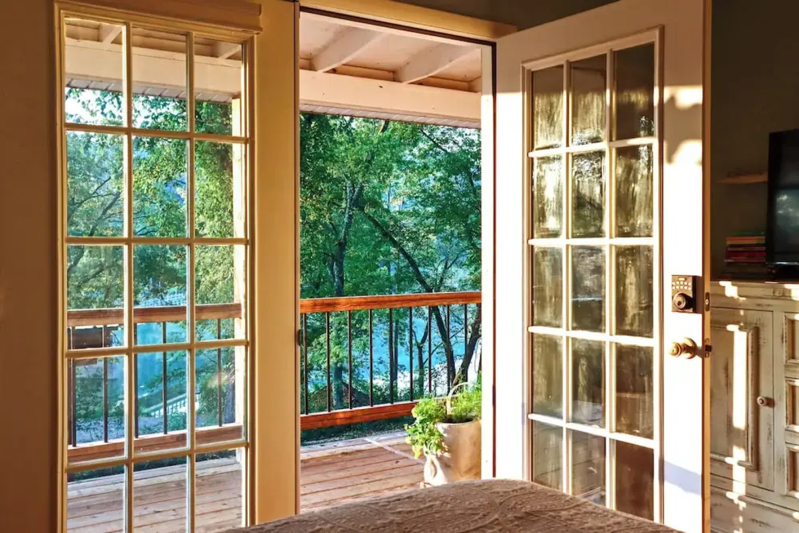 Lakefront Cottage by Little Golden Gate Bridge