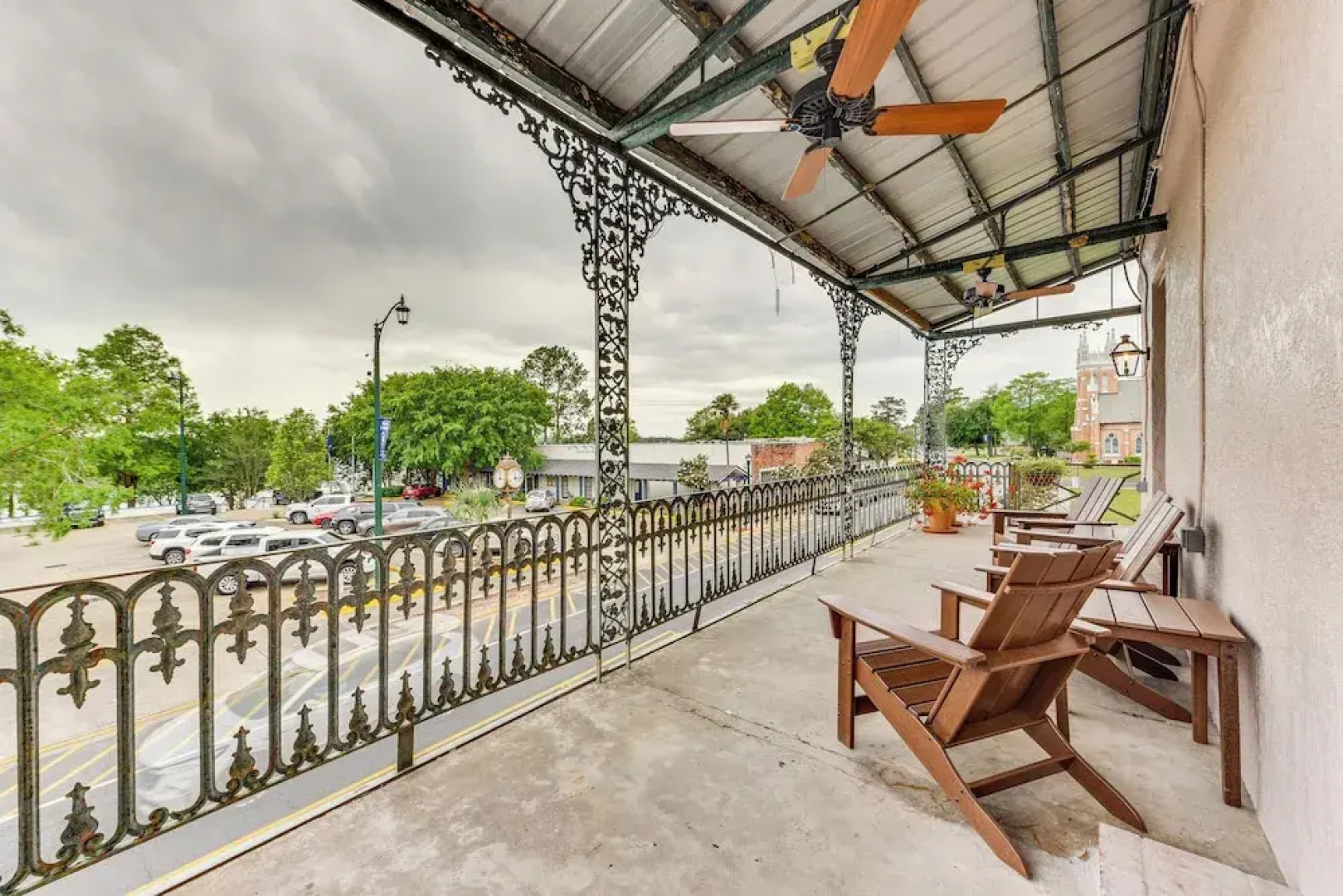 Charming Louisiana Getaway w/ Furnished Balcony!