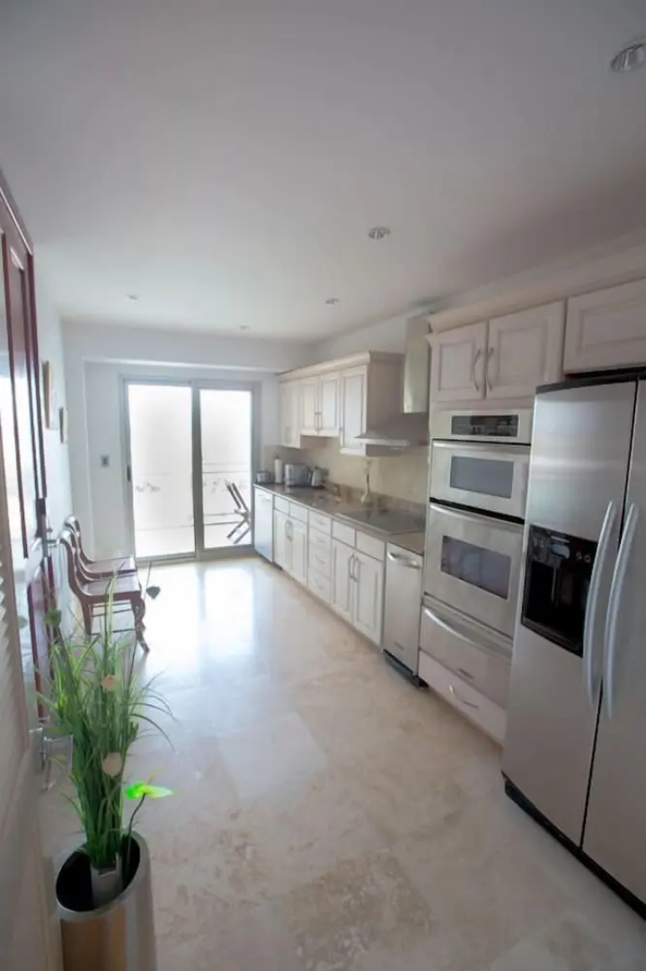 *The CLIFF_ BEACHFRONT and LUXURY MODERN UNIT* C2