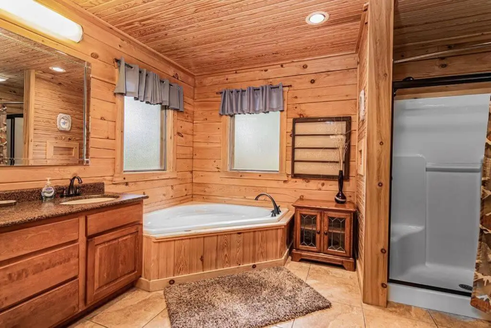 Luxury 2700 Sq Ft Log Cabin Private Hot Tub Game room Pool Table Best View