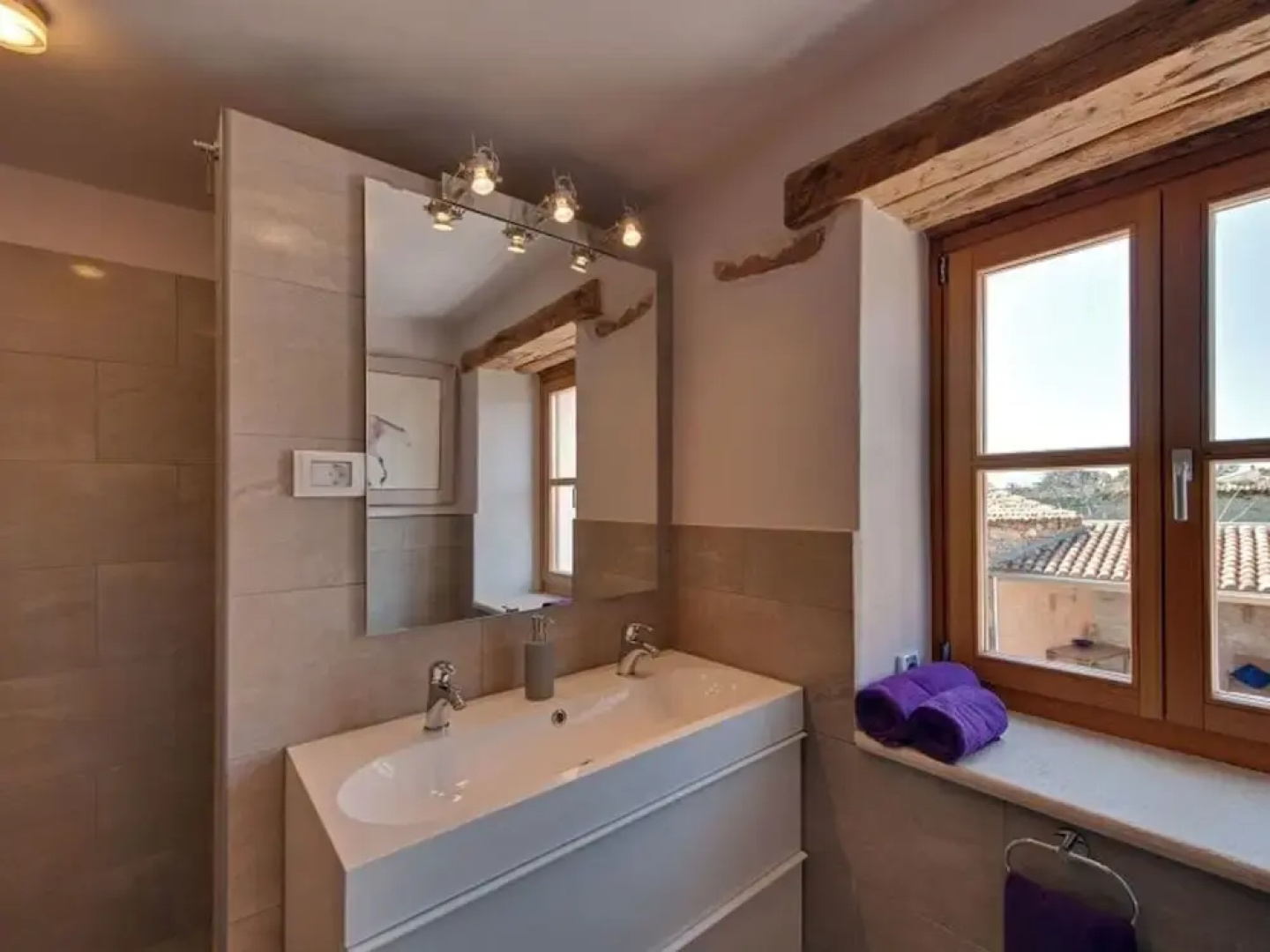 Beautiful Villa Consisting of two Houses With Private Pool, Near Pula and Beach