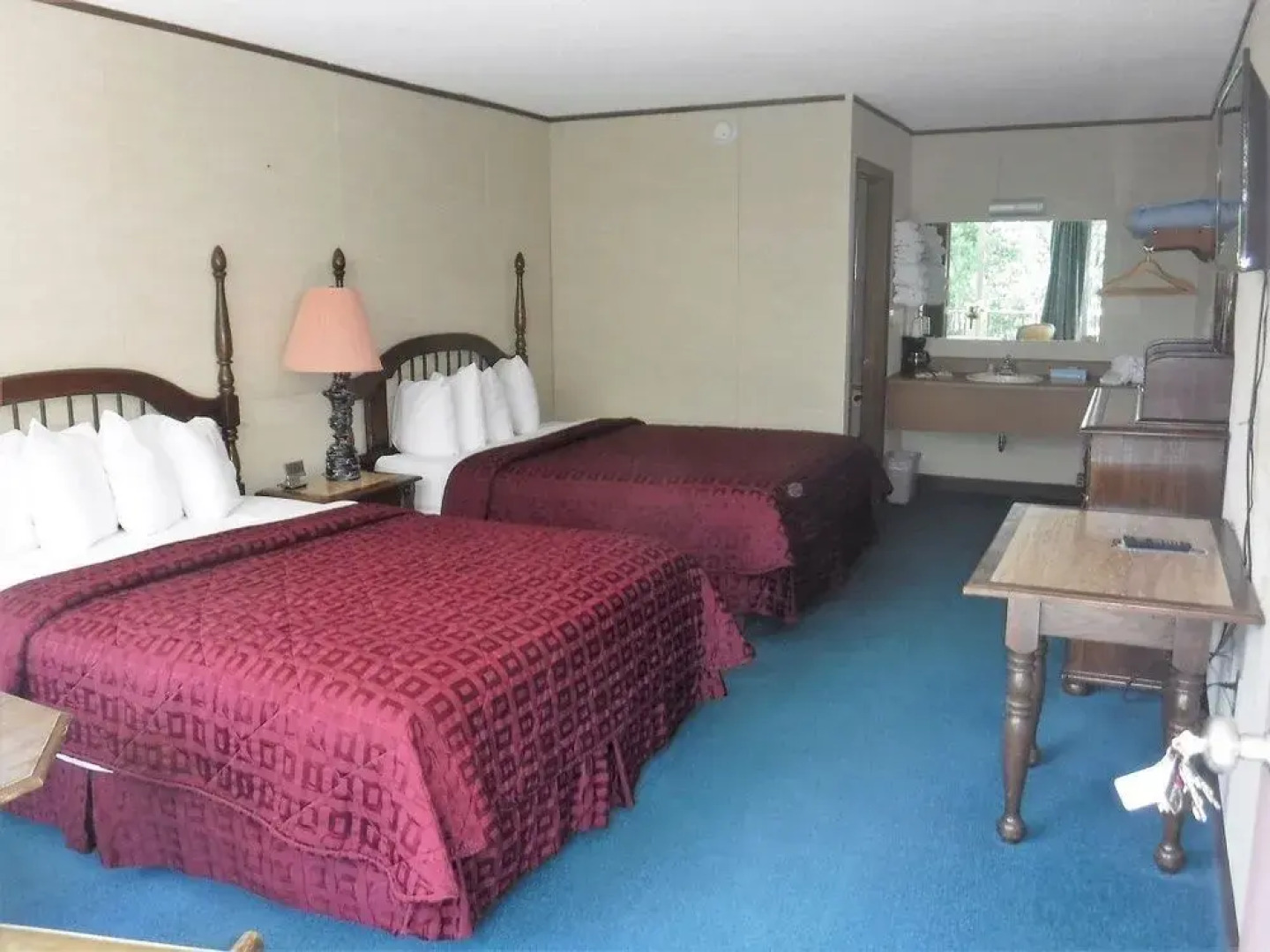 Colonial Mountain Inn