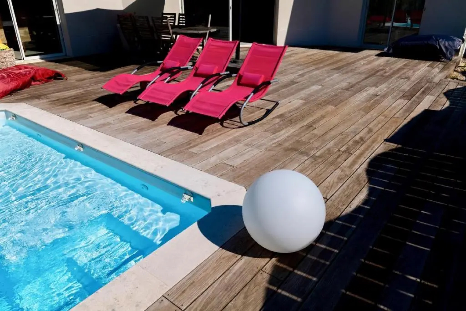 Plaisant villa with pool, close to the beach