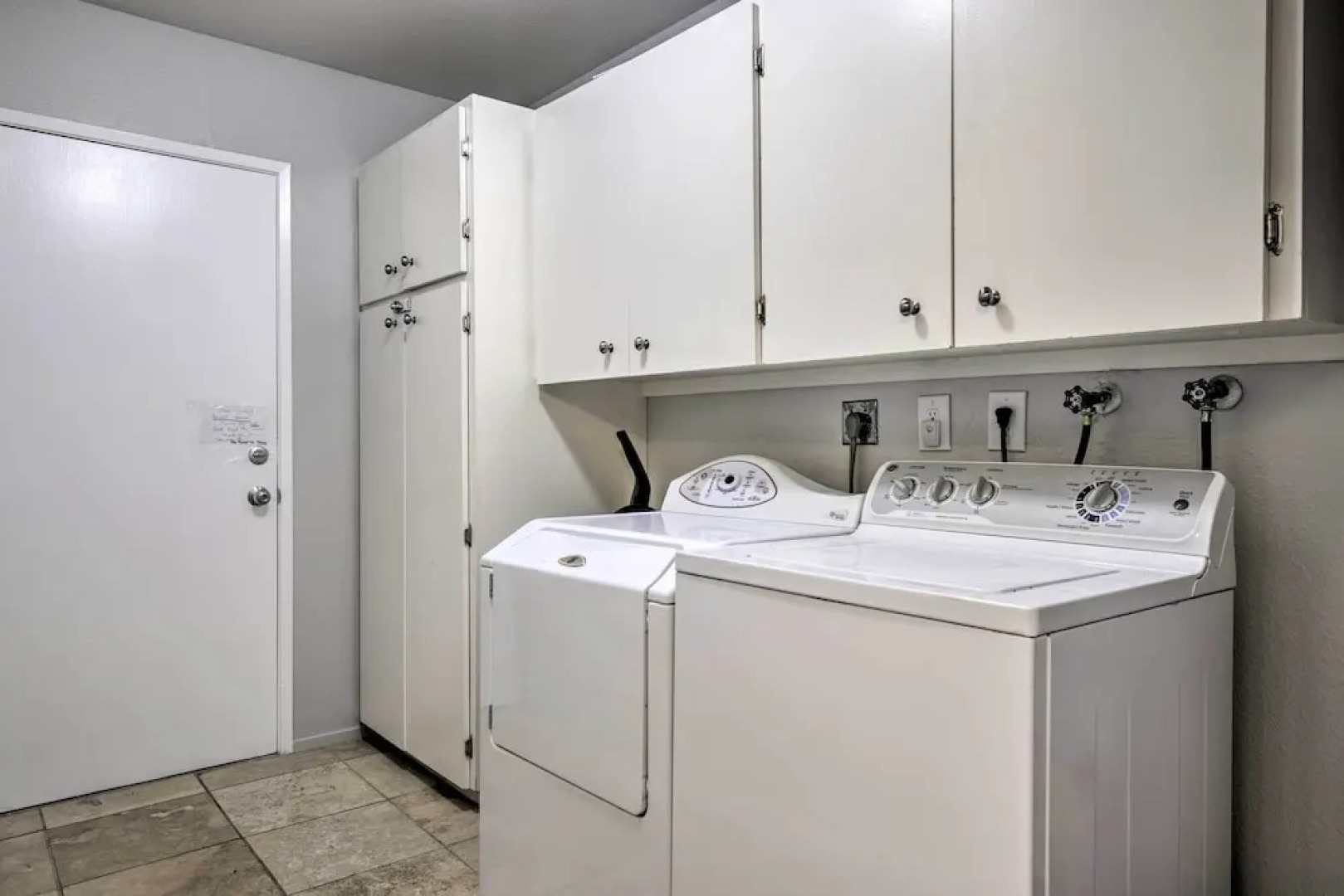 Sun Deck, Hot Tub & Kayak: Lakefront Tempe House