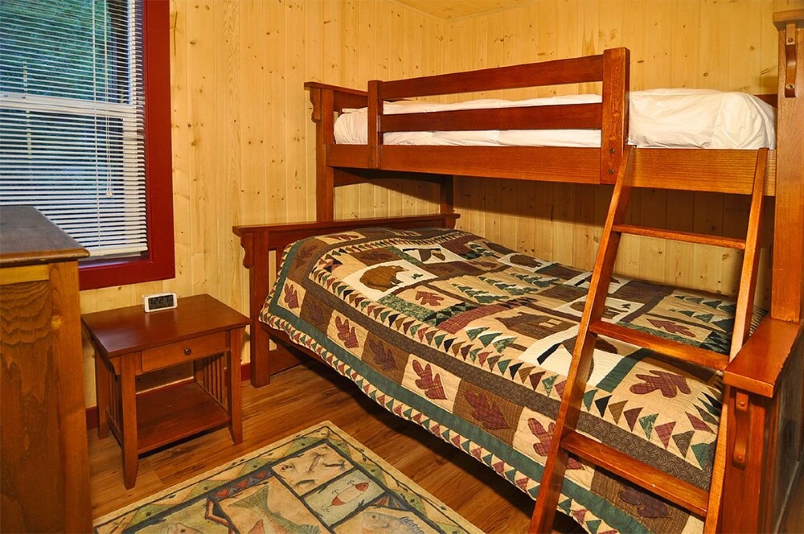 Money Creek Lodge - Five Bedroom Cabin with Hot Tub