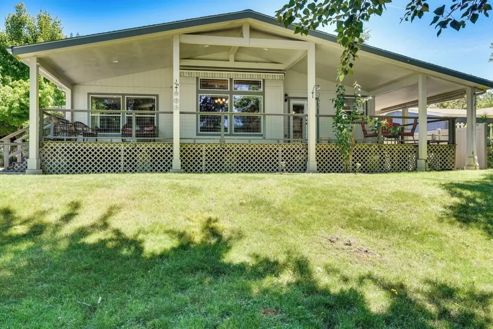 Waterfront Shady Cove Home w/ Fishing Deck!