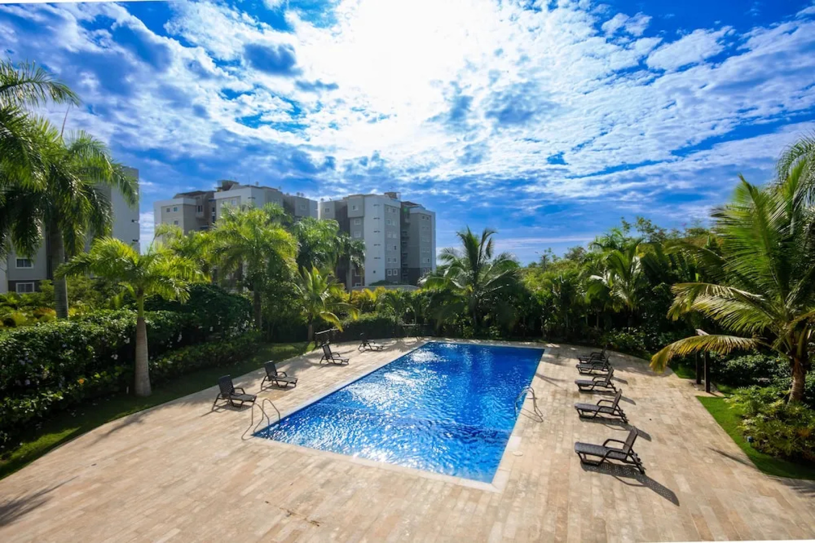 Modern Apt With free parking and AC 3brs