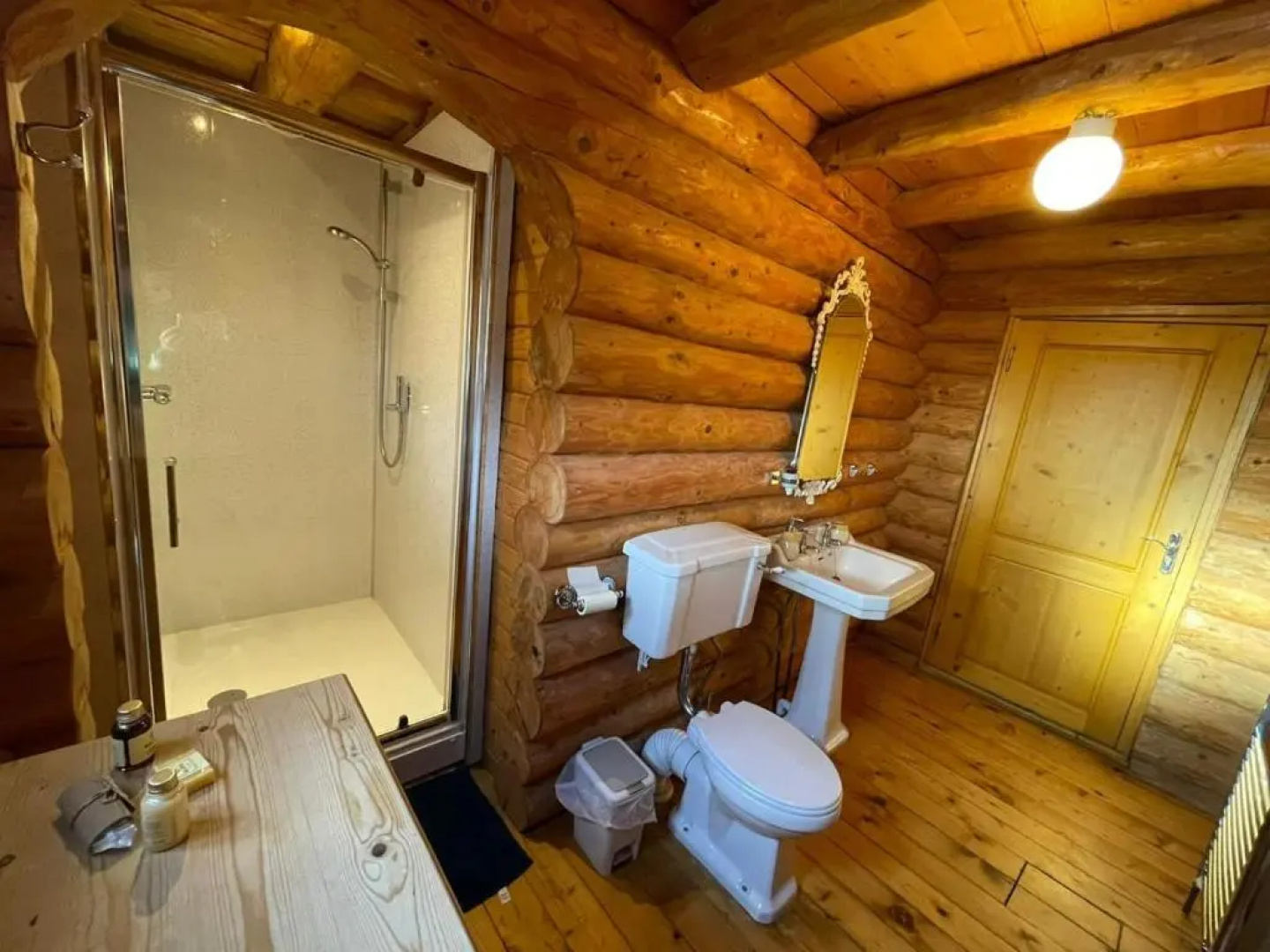 Woodpecker Log Cabin with hot tub, pizza oven bbq entertainment area, lakeside with private fishing peg situated at Tattershall Lakes