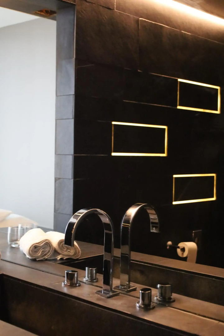 D-Hotel