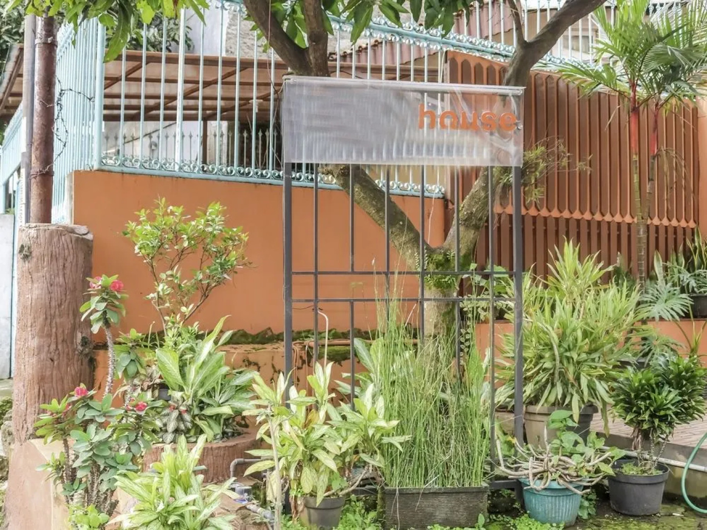 Ten House Guest & Resto by RedDoorz