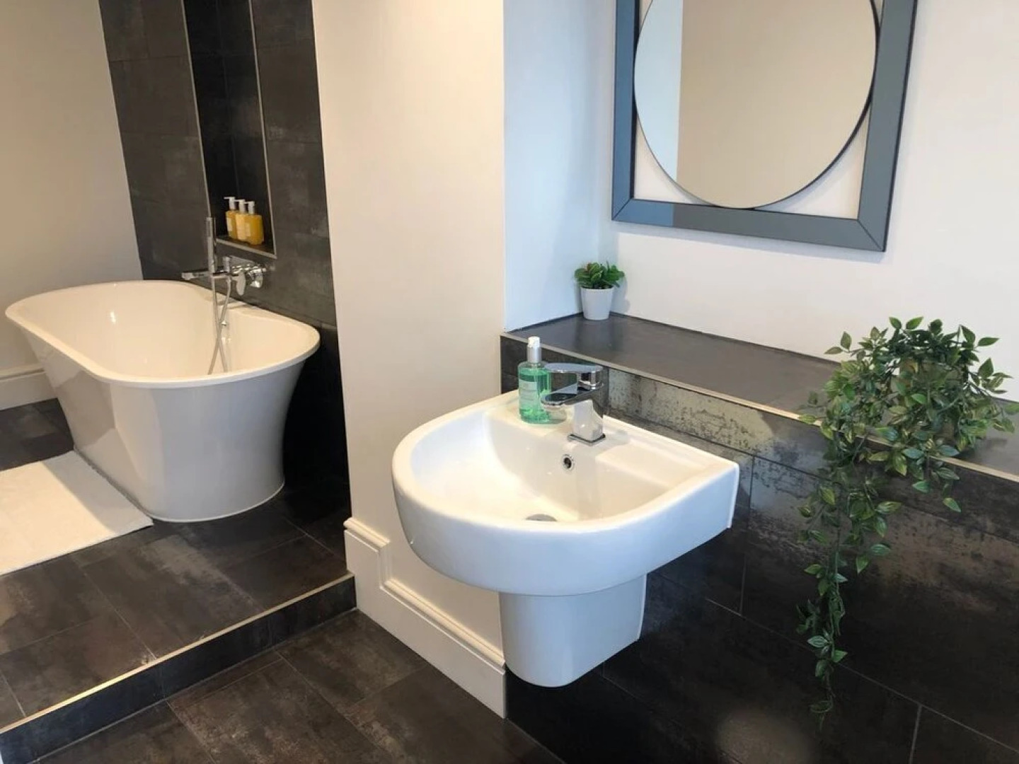 Beautiful Family Home With 42ft Pool & Cinema Room